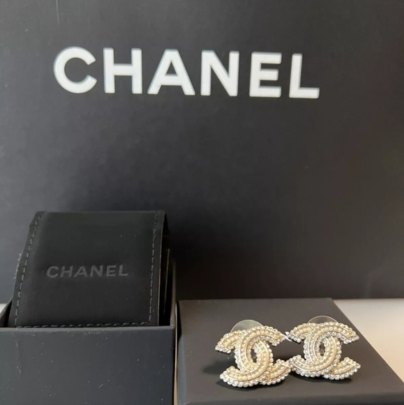 💕CHRISTMAS DEAL💕 Preloved Chanel Stud Earrings.In excellent condition. - Picture 3 of 6